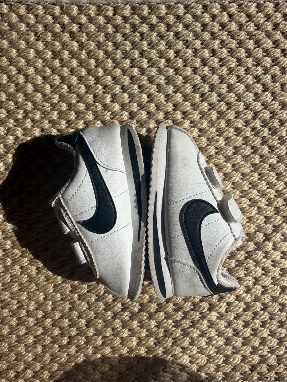 Nike Kids White and Black Sneaker with Hook-and-Loop Strap size 5c